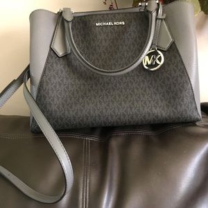 Beautiful Micheal Kors tote